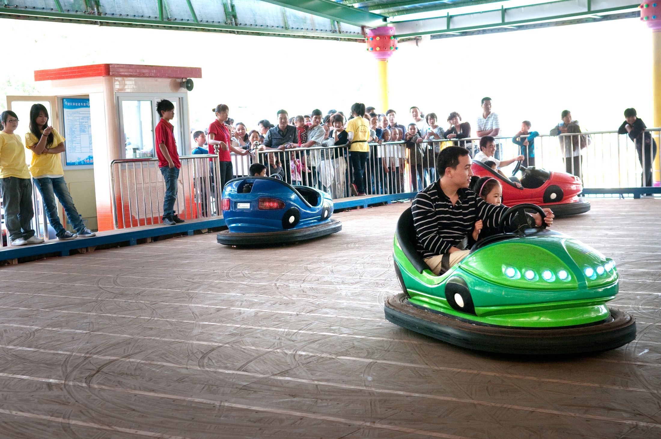 碰碰車的工作原理及不同類型車子工作方式(圖1)